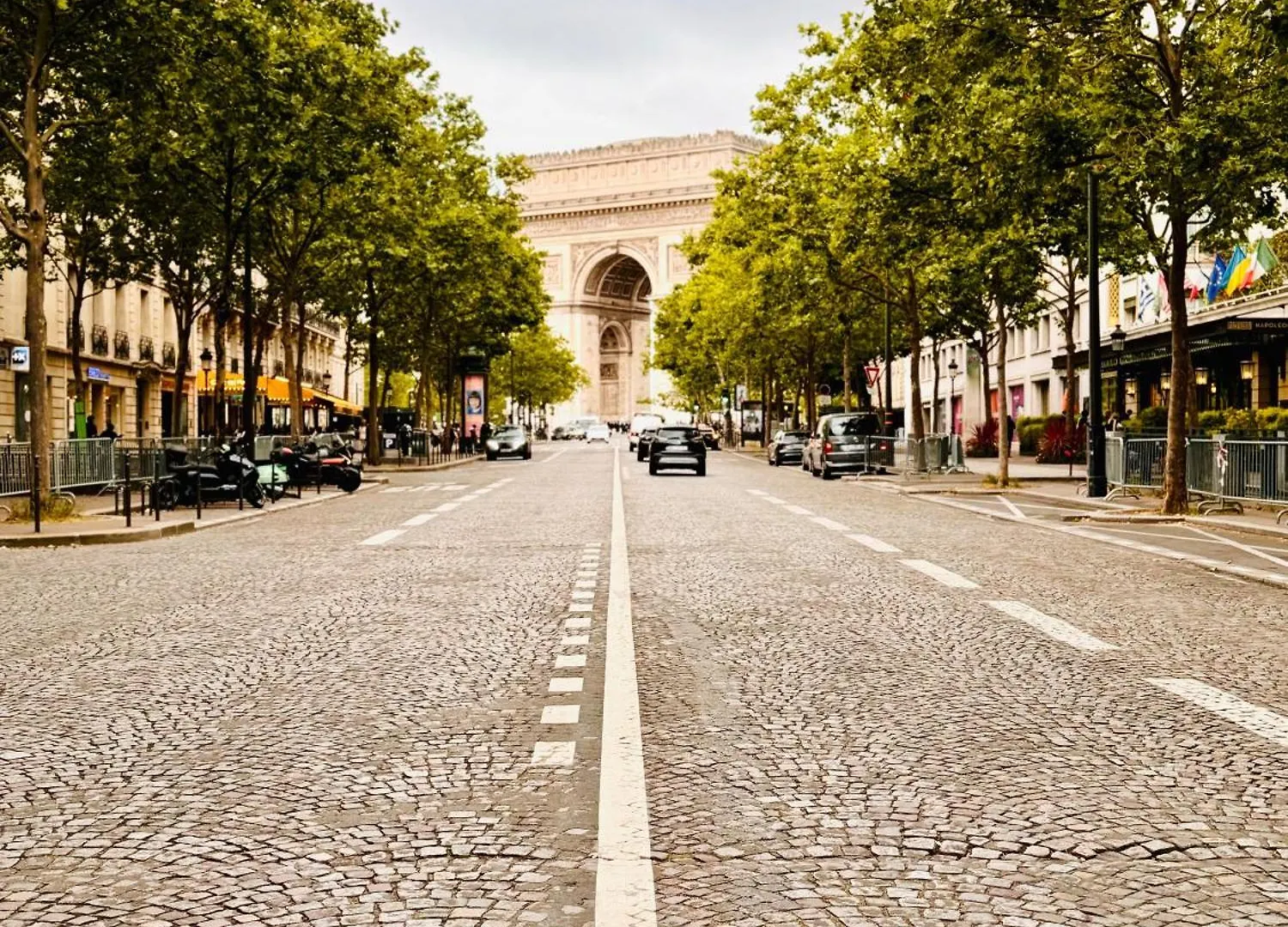 Cosy Place Entre L'arc De Triomphe Et Les Champs-elysees Homestay Paris